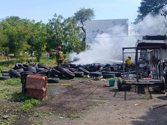 Desconocido provoca incendio de llantas en Apatzingán