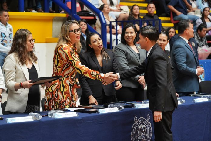 A construir proyectos y a trabajar en equipo, insta Yarabí Ávila a egresados de Bachillerato