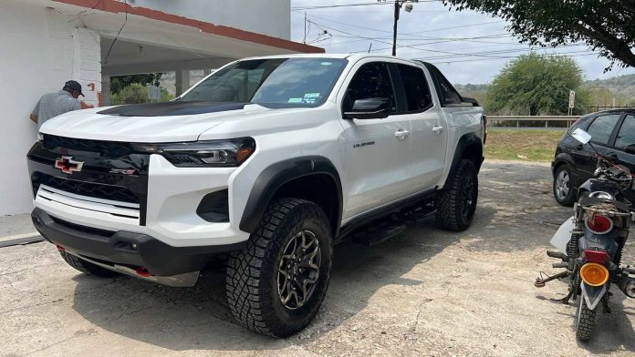 A punta de pistola, despojan a familia de Tamaulipas de su camioneta en Uruapan