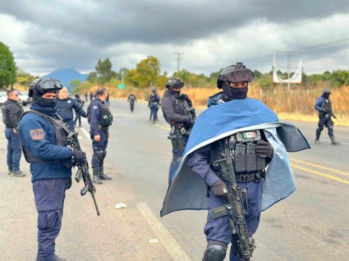 Se enfrentan delincuentes y Policía de Tingüindín; hay un oficial lesionado