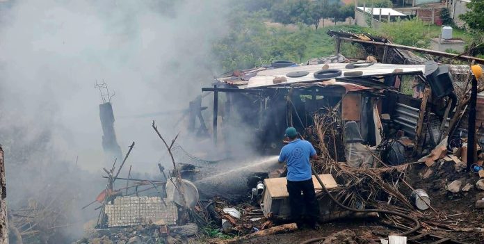 Incendio consume humilde vivienda en la colonia Bicentenario Incendio consume humilde vivienda en la colonia Bicentenario