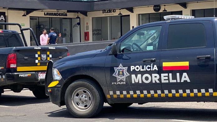 Uruapense llega a presentar denuncia con un aparente explosivo a la Fiscalía Regional Cuentahabiente es asaltado por delincuentes en la colonia Las Américas de Morelia