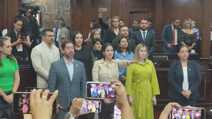 Rinde protesta nueva alcaldesa de Tepalcatepec, tras asesinato de su antecesora Rinde protesta nueva alcaldesa de Tepalcatepec, tras asesinato de su antecesora