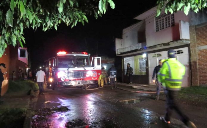 Voraz incendio consume vivienda en Uruapan; sólo daños materiales Voraz incendio consume vivienda en Uruapan; sólo daños materiales