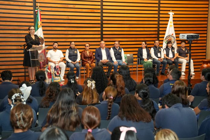 Siéntanse arropados por la UMSNH, señala Yarabí Ávila a estudiantes que iniciarán su servicio social Siéntanse arropados por la UMSNH, señala Yarabí Ávila a estudiantes que iniciarán su servicio social