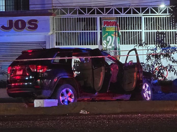 Conductor muere al chocar su camioneta contra la base de un semáforo, en Lázaro Cárdenas Conductor muere al chocar su camioneta contra la base de un semáforo, en Lázaro Cárdenas