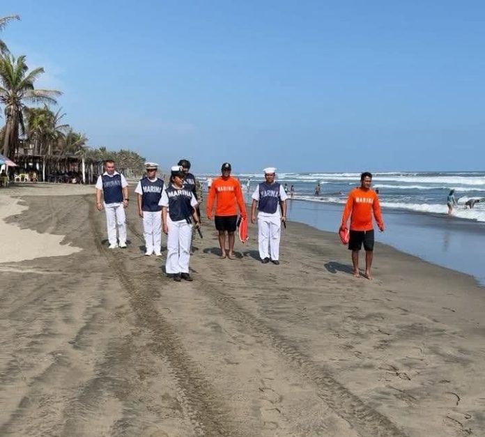 Marinos salvan a turista de morir ahogado, en Playa Azul Marinos salvan a turista de morir ahogado, en Playa Azul