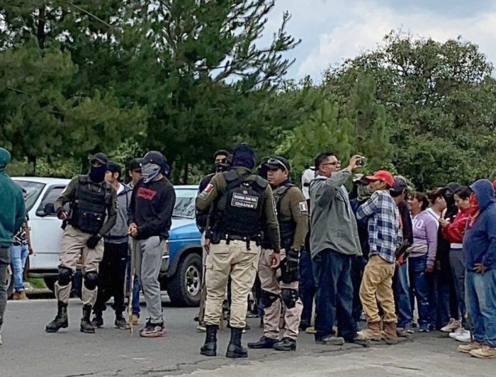 Tensión en Carapan, Kuaris detienen a tres manifestantes Tensión en Carapan, Kuaris detienen a tres manifestantes