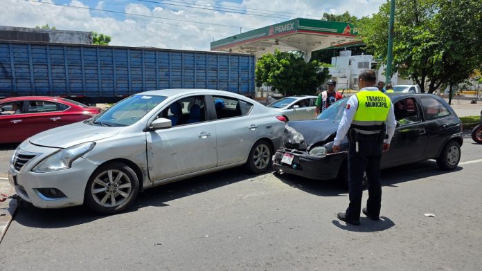 Dos mujeres heridas tras choque vehicular en la Ejidal Sur Dos mujeres heridas tras choque vehicular en la Ejidal Sur