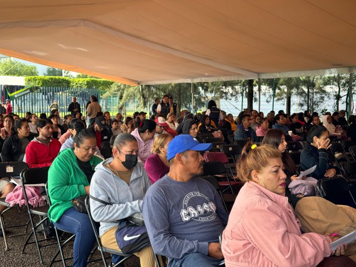 Con apoyo de madres y padres, aspirantes intentan de nuevo ingresar a la UMSNH Con apoyo de madres y padres, aspirantes intentan de nuevo ingresar a la UMSNH