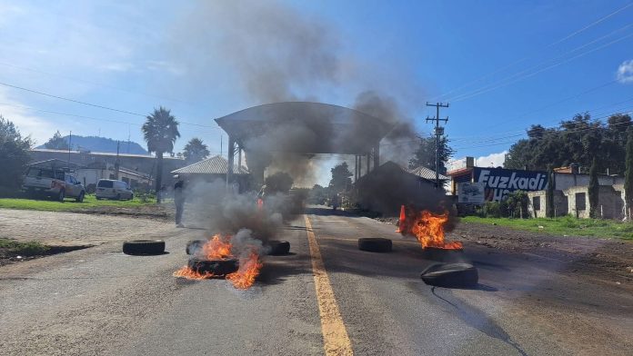 Crimen organizado ha incursionado desde hace 6 meses en la Meseta Purépecha: CSIM Pavel Ulianov Guzmán Macario, vocero del Consejo Supremo Indígena, denunció que desde hace seis meses el crimen organizado ha irrumpido en Cherán, Sevina, Pichátaro, Santa Fe de la Laguna y en la Cañada de los 11 pueblos, con el propósito de controlar las comunidades. Comentó que esta situación refleja la inseguridad que prevalece en el país. “Desde hace seis meses se han registrado incursiones del crimen organizado en Cherán, Sevina, Pichátaro, Santa Fe de la Laguna y en la Cañada; esto es, sin duda, un reflejo de que el crimen organizado intenta ingresar a las comunidades, y ellas están defendiendo su territorio.” Ante esta circunstancia, detalló que las comunidades de la Meseta Purépecha están cerrando sus pueblos y controlan el acceso mediante rondas comunitarias. No obstante, señaló que el Gobierno del estado ha incumplido con la creación de bases interinstitucionales en Sevina, Santa Fe y La Cañada, a pesar de que ya se les han donado terrenos para este fin. “No ha cumplido con establecer bases de operaciones interinstitucionales en Sevina, en Santa Fe ni en La Cañada. Las comunidades solicitaron la donación de terrenos o la habilitación de instalaciones, lo cual hicieron, pero hasta hoy el gobierno no ha cumplido.” Guzmán Macario se refirió a la necesidad de mayor presencia del gobierno estatal en la Meseta Purépecha y de proveer de más equipamiento a las K’uarichas, con el fin de brindar seguridad a las comunidades. Crimen organizado ha incursionado desde hace 6 meses en la Meseta Purépecha: CSIM Pavel Ulianov Guzmán Macario, vocero del Consejo Supremo Indígena, denunció que desde hace seis meses el crimen organizado ha irrumpido en Cherán, Sevina, Pichátaro, Santa Fe de la Laguna y en la Cañada de los 11 pueblos, con el propósito de controlar las comunidades. Comentó que esta situación refleja la inseguridad que prevalece en el país. “Desde hace seis meses se han registrado incursiones del crimen organizado en Cherán, Sevina, Pichátaro, Santa Fe de la Laguna y en la Cañada; esto es, sin duda, un reflejo de que el crimen organizado intenta ingresar a las comunidades, y ellas están defendiendo su territorio.” Ante esta circunstancia, detalló que las comunidades de la Meseta Purépecha están cerrando sus pueblos y controlan el acceso mediante rondas comunitarias. No obstante, señaló que el Gobierno del estado ha incumplido con la creación de bases interinstitucionales en Sevina, Santa Fe y La Cañada, a pesar de que ya se les han donado terrenos para este fin. “No ha cumplido con establecer bases de operaciones interinstitucionales en Sevina, en Santa Fe ni en La Cañada. Las comunidades solicitaron la donación de terrenos o la habilitación de instalaciones, lo cual hicieron, pero hasta hoy el gobierno no ha cumplido.” Guzmán Macario se refirió a la necesidad de mayor presencia del gobierno estatal en la Meseta Purépecha y de proveer de más equipamiento a las K’uarichas, con el fin de brindar seguridad a las comunidades.
