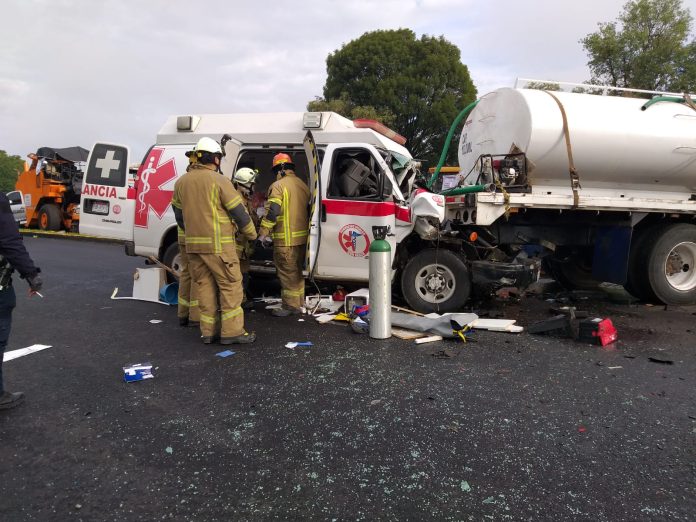Choque de ambulancia contra pipa de agua deja 2 muertos y 2 heridos en la Morelia-Pátzcuaro