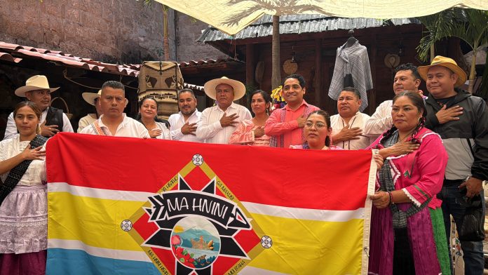 Otomís presentan bandera que les da identidad como pueblo Otomís presentan bandera que les da identidad como pueblo