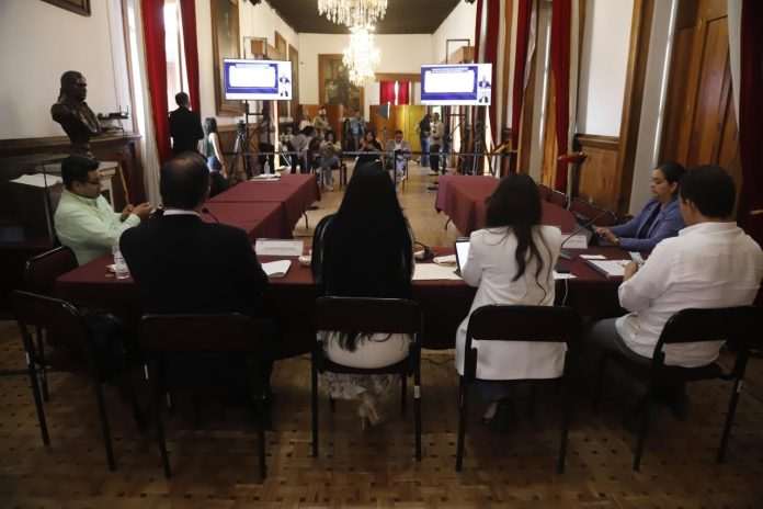 Entre fallas técnicas y poca asistencia de diputados, comparecieron vía zoom los 16 aspirantes a la FGE