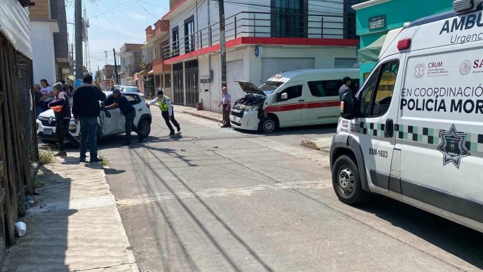 Combi y dos vehículos protagonizan choque en la colonia Adolfo López Mateos de Morelia Combi y dos vehículos protagonizan choque en la colonia Adolfo López Mateos de Morelia