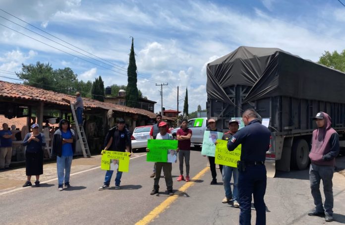 Pobladores de Tzintzuntzan bloquean carretera en demanda del hallazgo de uno de sus habitantes Pobladores de Tzintzuntzan bloquean carretera en demanda del hallazgo de uno de sus habitantes