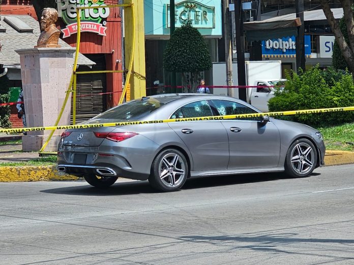 Sicarios en moto asesinan a un automovilista en el Paseo Lázaro Cárdenas Sicarios en moto asesinan a un automovilista en el Paseo Lázaro Cárdenas