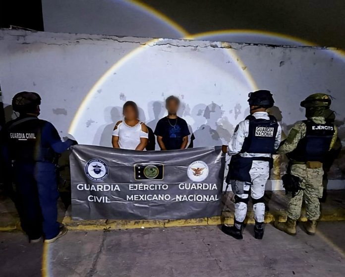 Detienen a dos personas con moto robada en Apatzingán