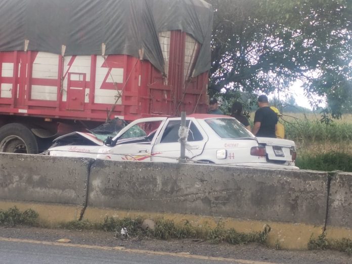 Choque de taxi contra camión de carga deja un herido en la Morelia-Salamanca Choque de taxi contra camión de carga deja un herido en la Morelia-Salamanca