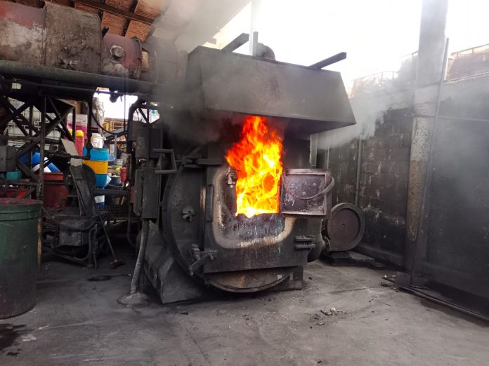 FGR destruye más de siete toneladas de químicos para drogas sintéticas en Michoacán  RED 113 MICHOACÁN/Redacción   Morelia, Mich.- 25 de julio de 2025.- En una operación de alto impacto contra el narcotráfico, la Fiscalía General de la República (FGR) inhabilitó en Michoacán más de siete toneladas de sustancias químicas y más de 30 mil litros de precursores utilizados en la fabricación de drogas sintéticas como la metanfetamina.  La acción forma parte del programa federal “Destrucción de drogas y bodegas vacías 2025”, mediante el cual la FGR busca golpear la estructura logística y operativa del crimen organizado al eliminar sustancias clave para la elaboración de narcóticos.  En total, se destruyeron 7 toneladas 141 kilos de químicos sólidos y 30 mil 61 litros de sustancias líquidas, entre ellas precursores químicos, metanfetamina líquida y sólida, así como cocaína en su forma de clorhidrato.  Entre los compuestos inhabilitados destacan químicos altamente controlados como fenilacetona, metilamina, ácido clorhídrico, anhídrido acético, yodo metálico y otros que son esenciales para la producción de “cristal”, la droga sintética más traficada desde México hacia Estados Unidos.  La supervisión de la operación estuvo a cargo de agentes del Ministerio Público Federal, personal del Órgano Interno de Control y peritos del Centro Federal Pericial Forense. Además, el traslado y seguridad de los compuestos contó con el resguardo de la Secretaría de la Defensa Nacional, la Guardia Nacional y la Policía Federal Ministerial.  Las sustancias estaban relacionadas con diversos aseguramientos realizados en Michoacán por fuerzas federales en operativos conjuntos del Gabinete de Seguridad Nacional, aunque la FGR no precisó si pertenecían a algún grupo criminal específico.  Con este tipo de acciones, las autoridades buscan no sólo frenar el flujo de drogas terminadas sino también desmantelar la infraestructura química que permite su fabricación, un paso clave en el combate a los laboratorios clandestinos que proliferan en la región occidente del país. FGR destruye más de siete toneladas de químicos para drogas sintéticas en Michoacán RED 113 MICHOACÁN/Redacción Morelia, Mich.- 25 de julio de 2025.- En una operación de alto impacto contra el narcotráfico, la Fiscalía General de la República (FGR) inhabilitó en Michoacán más de siete toneladas de sustancias químicas y más de 30 mil litros de precursores utilizados en la fabricación de drogas sintéticas como la metanfetamina. La acción forma parte del programa federal “Destrucción de drogas y bodegas vacías 2025”, mediante el cual la FGR busca golpear la estructura logística y operativa del crimen organizado al eliminar sustancias clave para la elaboración de narcóticos. En total, se destruyeron 7 toneladas 141 kilos de químicos sólidos y 30 mil 61 litros de sustancias líquidas, entre ellas precursores químicos, metanfetamina líquida y sólida, así como cocaína en su forma de clorhidrato. Entre los compuestos inhabilitados destacan químicos altamente controlados como fenilacetona, metilamina, ácido clorhídrico, anhídrido acético, yodo metálico y otros que son esenciales para la producción de “cristal”, la droga sintética más traficada desde México hacia Estados Unidos. La supervisión de la operación estuvo a cargo de agentes del Ministerio Público Federal, personal del Órgano Interno de Control y peritos del Centro Federal Pericial Forense. Además, el traslado y seguridad de los compuestos contó con el resguardo de la Secretaría de la Defensa Nacional, la Guardia Nacional y la Policía Federal Ministerial. Las sustancias estaban relacionadas con diversos aseguramientos realizados en Michoacán por fuerzas federales en operativos conjuntos del Gabinete de Seguridad Nacional, aunque la FGR no precisó si pertenecían a algún grupo criminal específico. Con este tipo de acciones, las autoridades buscan no sólo frenar el flujo de drogas terminadas sino también desmantelar la infraestructura química que permite su fabricación, un paso clave en el combate a los laboratorios clandestinos que proliferan en la región occidente del país.