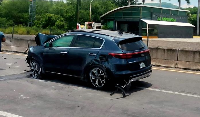 Choca camioneta en carretera Cuatro Caminos-Apatzingán; un herido Choca camioneta en carretera Cuatro Caminos-Apatzingán; un herido