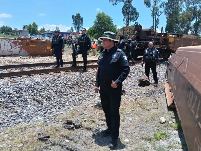 SSP y Defensa resguardan tren descarrilado, en Maravatío