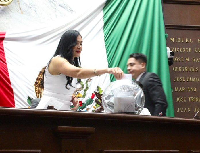 Diana Espinoza da voto de confianza a Carlos Torres Piña, al frente de la FGE