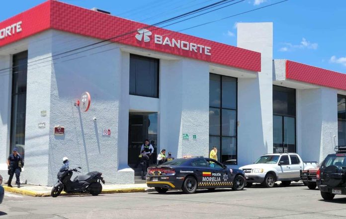 Empistolados asaltan a cuentahabiente al salir de un banco en la colonia moreliana Cuauhtémoc
