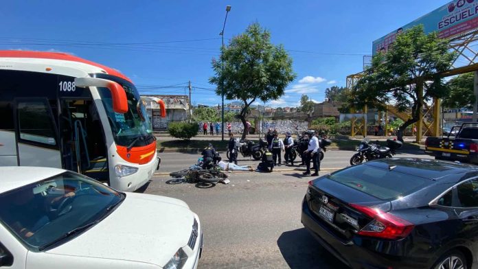 Motociclista se estrella contra autobús al poniente de Morelia