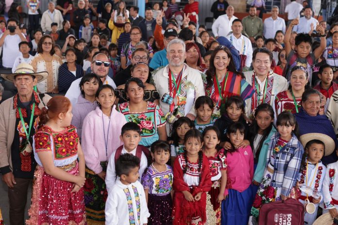 Bedolla y Mario Delgado arrancan en Cheranástico entrega de libros de texto gratuitos  •	Entre estos se distribuyen más de 100 mil libros de educación indígena para el ciclo escolar 2025-2026  Paracho, Michoacán, 30 de julio de 2025.- El gobernador Alfredo Ramírez Bedolla y el secretario de Educación Pública, Mario Delgado Carrillo, iniciaron en Cheranástico, comunidad indígena del municipio de Paracho, la entrega de más de 6 millones de libros de texto gratuitos del ciclo escolar 2025-2026, en beneficio de más de 947 mil estudiantes de educación básica de Michoacán.   Desde la Escuela Primaria Niño Artillero, donde el mandatario recordó que en Cheranástico la presidenta Claudia Sheinbaum Pardo trabajó su tesis de licenciatura, se destacó que serán distribuidos más de 100 mil libros de educación indígena, lo que contribuye a preservar lenguas originarias como el purépecha, náhuatl, mazahua y otomí.   “Los libros en lenguas maternas son la gran esperanza de que nuestras niñas y niños, cuando lleguen a ser profesionistas, hablen la lengua de la comunidad, para que no se pierda y siga desarrollándose. Este acto refrenda una educación laica, gratuita, de calidad y universal”, expresó Ramírez Bedolla.   El secretario de Educación Pública, Mario Delgado Carrillo, señaló que se distribuyen más de 140 millones de libros de texto gratuito en todo el país, como resultado del trabajo donde participaron diversas dependencias, docentes e ilustradores para encarnar la Nueva Escuela Mexicana (NEM), como una muestra de la esperanza depositada en las nuevas generaciones.   “El 1 de septiembre, cuando arranca el siguiente ciclo escolar, más de 24 millones de estudiantes en todo el país van a tener a tiempo sus libros de texto en sus aulas, ahí está lo mejor que hemos juntado en el camino, úsenlo para construir el país que soñamos”, expuso.  Acompañaron al gobernador la secretaria de Educación, Gabriela Molina Aguilar; el director de Educación Indígena de la SEE, José Alfredo Reyes Martínez; la directora general de Universidades Interculturales de la SEP, Elvira Méndez Bautista; el presidente del concejo de Cheranástico, Salvador Arzola Lemus; el consejero de Educación, Cultura y Deporte de la comunidad, Miguel López Campos; así como directivos, docentes, y estudiantes de escuelas de Paracho. Bedolla y Mario Delgado arrancan en Cheranástico entrega de libros de texto gratuitos • Entre estos se distribuyen más de 100 mil libros de educación indígena para el ciclo escolar 2025-2026 Paracho, Michoacán, 30 de julio de 2025.- El gobernador Alfredo Ramírez Bedolla y el secretario de Educación Pública, Mario Delgado Carrillo, iniciaron en Cheranástico, comunidad indígena del municipio de Paracho, la entrega de más de 6 millones de libros de texto gratuitos del ciclo escolar 2025-2026, en beneficio de más de 947 mil estudiantes de educación básica de Michoacán. Desde la Escuela Primaria Niño Artillero, donde el mandatario recordó que en Cheranástico la presidenta Claudia Sheinbaum Pardo trabajó su tesis de licenciatura, se destacó que serán distribuidos más de 100 mil libros de educación indígena, lo que contribuye a preservar lenguas originarias como el purépecha, náhuatl, mazahua y otomí. “Los libros en lenguas maternas son la gran esperanza de que nuestras niñas y niños, cuando lleguen a ser profesionistas, hablen la lengua de la comunidad, para que no se pierda y siga desarrollándose. Este acto refrenda una educación laica, gratuita, de calidad y universal”, expresó Ramírez Bedolla. El secretario de Educación Pública, Mario Delgado Carrillo, señaló que se distribuyen más de 140 millones de libros de texto gratuito en todo el país, como resultado del trabajo donde participaron diversas dependencias, docentes e ilustradores para encarnar la Nueva Escuela Mexicana (NEM), como una muestra de la esperanza depositada en las nuevas generaciones. “El 1 de septiembre, cuando arranca el siguiente ciclo escolar, más de 24 millones de estudiantes en todo el país van a tener a tiempo sus libros de texto en sus aulas, ahí está lo mejor que hemos juntado en el camino, úsenlo para construir el país que soñamos”, expuso. Acompañaron al gobernador la secretaria de Educación, Gabriela Molina Aguilar; el director de Educación Indígena de la SEE, José Alfredo Reyes Martínez; la directora general de Universidades Interculturales de la SEP, Elvira Méndez Bautista; el presidente del concejo de Cheranástico, Salvador Arzola Lemus; el consejero de Educación, Cultura y Deporte de la comunidad, Miguel López Campos; así como directivos, docentes, y estudiantes de escuelas de Paracho.