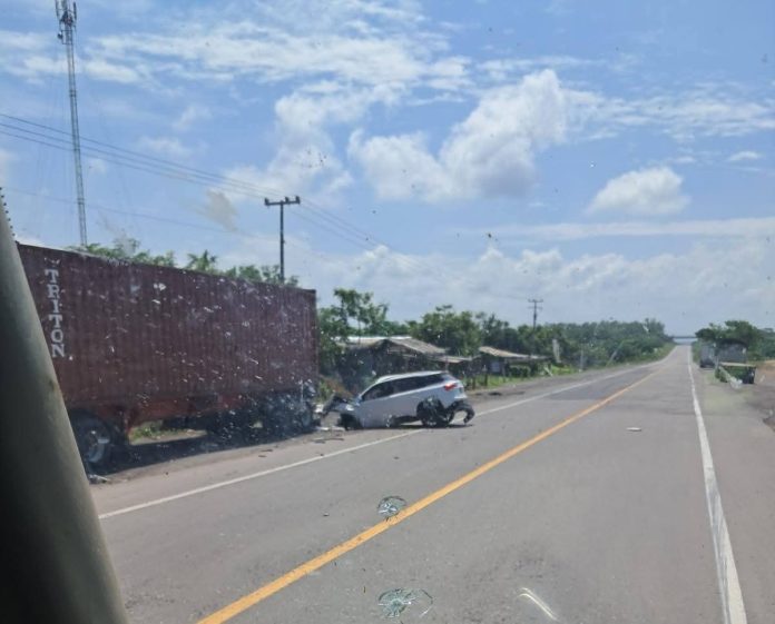 Fatal accidente en la Siglo XXI, muere conductor tras chocar contra tráiler