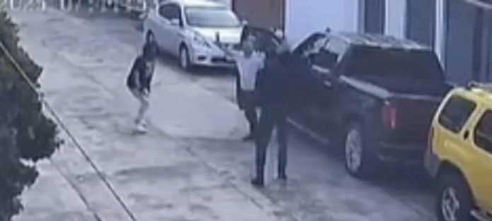 Momento exacto del robo de la camioneta a un escolta de la diputada Giulianna Bugarini Momento exacto del robo de la camioneta a un escolta de la diputada Giulianna Bugarini