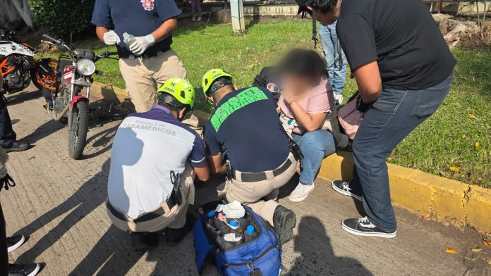 Pareja sufre lesiones tras choque entre motocicleta y auto en Zamora Pareja sufre lesiones tras choque entre motocicleta y auto en Zamora