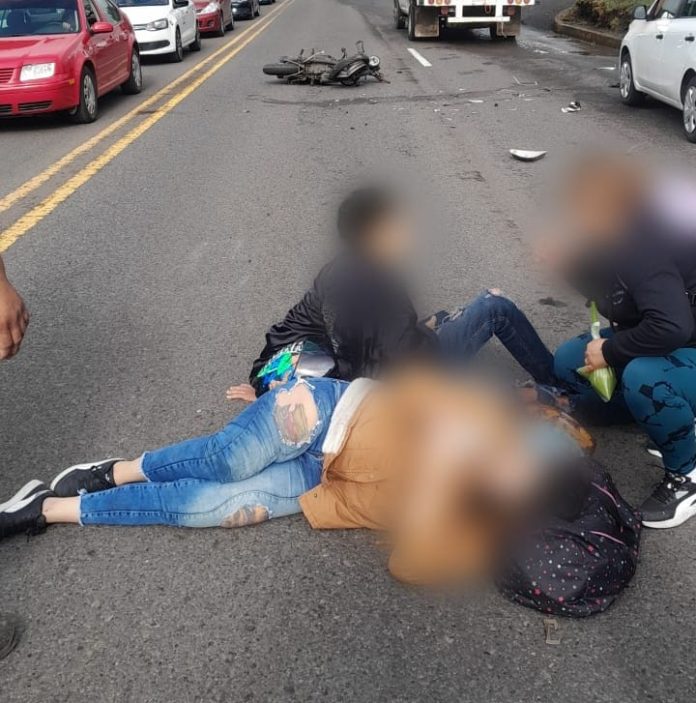 pareja accidente moto