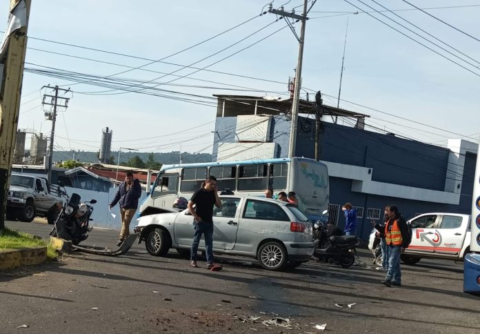Mujer resulta gravemente herida tras accidente entre motocicleta y auto en Uruapan Mujer resulta gravemente herida tras accidente entre motocicleta y auto en Uruapan