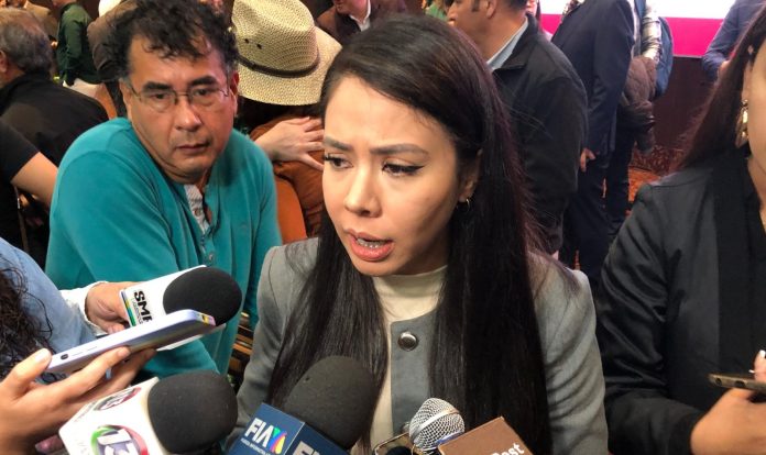 El fiscal Torres Piña Carlos Torres Piña, precisó que se investiga si los hechos violentos contra los funcionarios municipales tienen relación con la detención de 17 presuntos integrantes de un grupo criminal que generaban violencia en la zona. El fiscal Torres Piña Carlos Torres Piña, precisó que se investiga si los hechos violentos contra los funcionarios municipales tienen relación con la detención de 17 presuntos integrantes de un grupo criminal que generaban violencia en la zona.