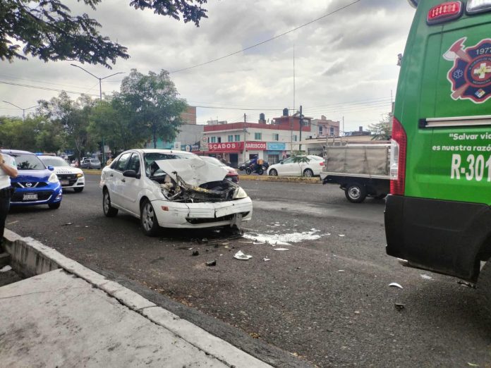 WhatsApp Image 2025-08-06 at 5.35.18 PM Auto choca contra camión Bimbo en la Av. Décima de Morelia; mujer queda lastimada