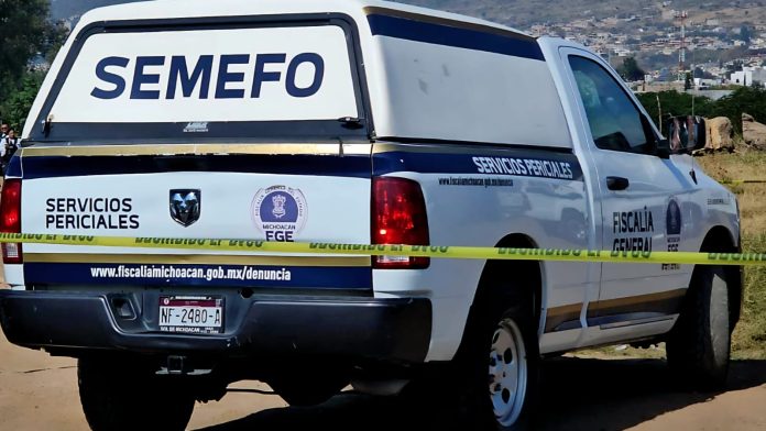 Ejecutan a pareja y abandonan sus cuerpos cubiertos con narcolona en Tangamandapio