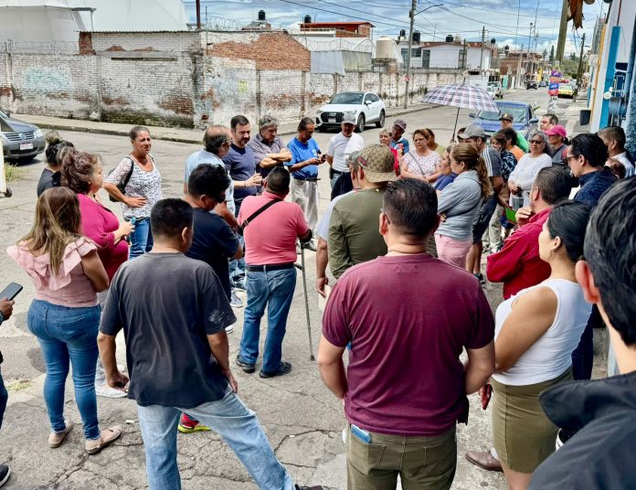 Yankel Benítez se reúne con vecinos de la colonia Industrial para establecer orden en negocios