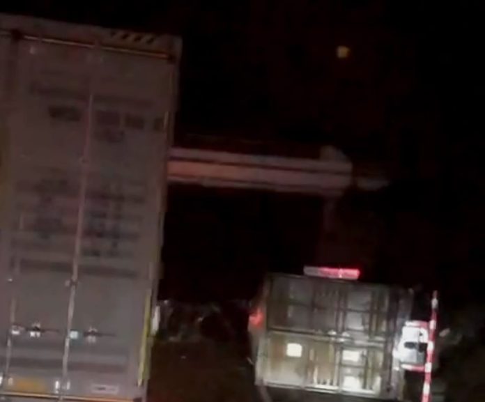Se registra choque volcadura entre tráiler y auto, en la autopista Siglo XXI