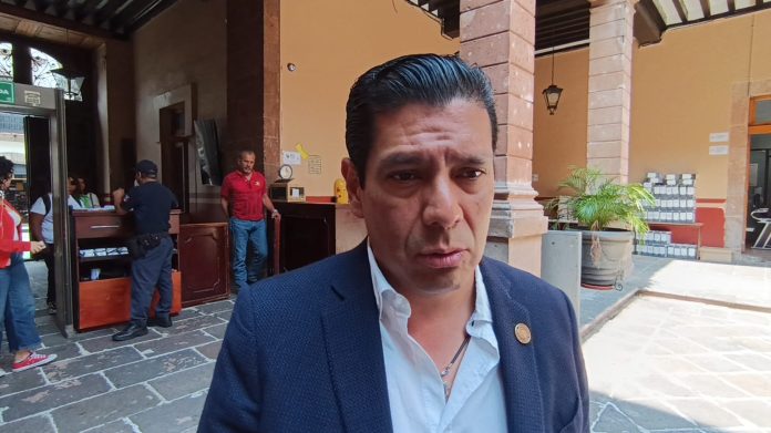 Ernesto Núñez defiende iniciativa que sanciona el engaño en la paternidad Ernesto Núñez defiende iniciativa que sanciona el engaño en la paternidad