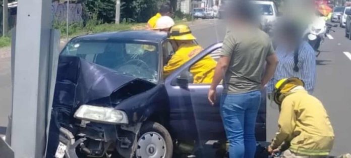 Automovilista se estrella contra poste metálico en el Puente Paso Catarinas, Morelia Automovilista se estrella contra poste metálico en el Puente Paso Catarinas, Morelia