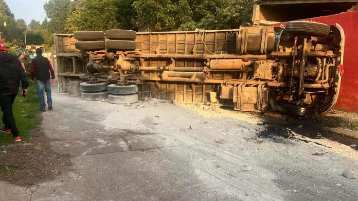 Volcadura de tráiler cementero deja 2 muertos en la región de Salvador Escalante