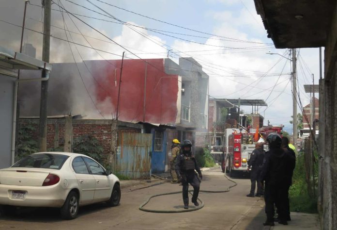 Voraz incendio consume vivienda en la colonia 19 de Marzo, Uruapan