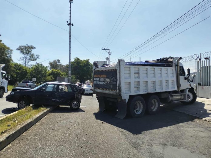 Se registra carambola vehicular cerca de la Macroplaza Estadio