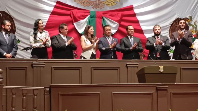 Recibe FGE condecoración del Congreso de Michoacán en Zitácuaro; su titular se retiró antes de concluir la sesión