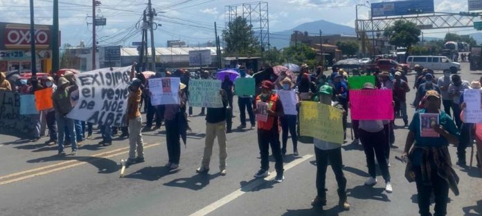 Grupo de personas bloquea la Av. Madero Poniente de Morelia para exigir el hallazgo de 2 hombres desaparecidos