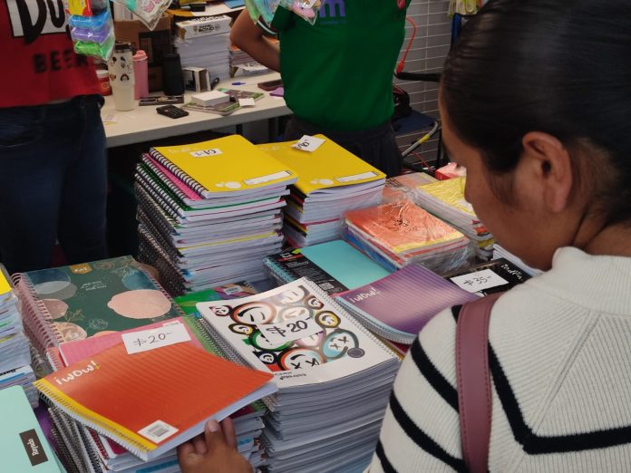 La secretaria de Educación en Michoacán, Gabriela Molina Aguilar, también recordó que los padres de familia no están obligados a cumplir con la lista de útiles escolares que determinen los directivos, sino deberán estar alienados bajo la lista oficial, a excepción de las necesidades de la zona u comunidad.