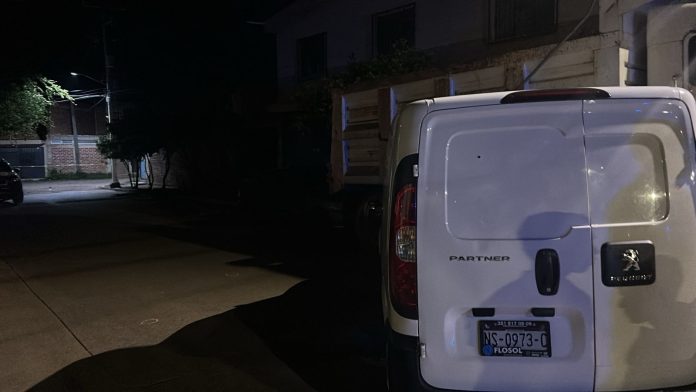 Atacan a balazos a conductor en Jacona; su camioneta choca contra un camión de carga