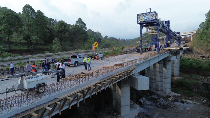 Supervisa Bedolla ampliación de la autopista Siglo XXI tramo Zirahuén-Uruapan